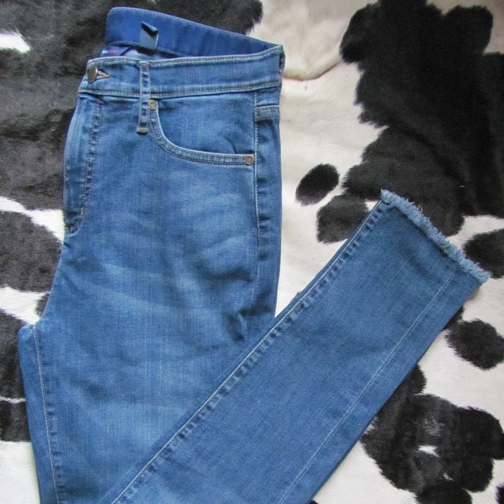 ISAAC MIZRAHI LIVE  LADIES SKINNY JEANS  BRAND NEW